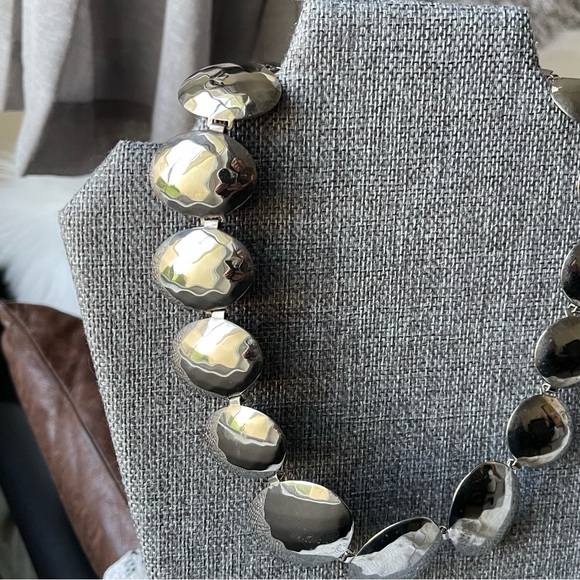 Vintage | Brutalist Hammered Wide Panel Link Graduated Metal Oval 18" Necklace - Picture 9 of 16